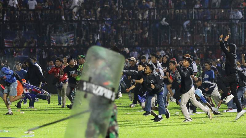 مقتل أكثر من 174 مُشجعًا في تدافع عقب مُباراة كرة قدم في إندونيسيا