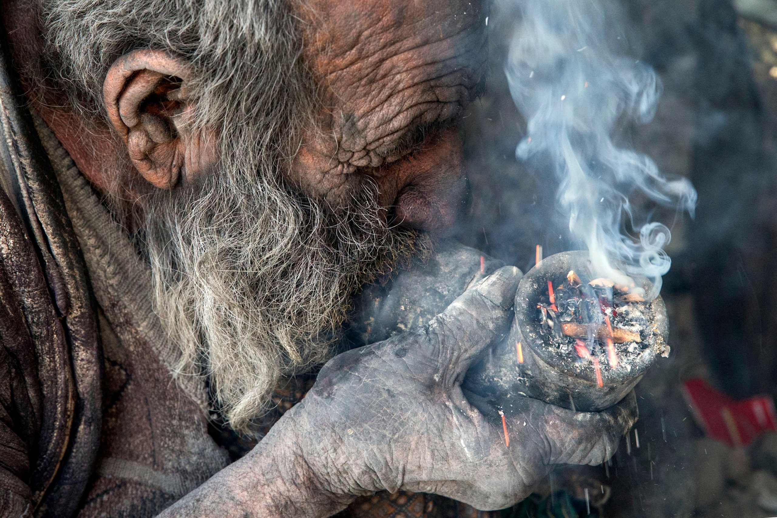 وفاة الرجل الذي لم يستحمّ لعقود! عمو حجي الإيراني أمضى حياته عازبًا وكان يدخن فضلات الحيوانات
