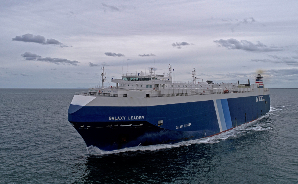 أسوشيتد برس: سفينة مملوكة لملياردير إسرائيلي تتعرض لهجوم بطائرة مسيّرة في المحيط الهندي