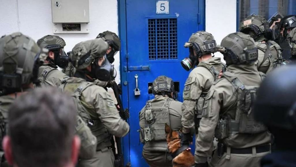 فيديو يوثق انتهاكات بحق أسرى فلسطينيين في أحد سجون الاحتلال.. ظهروا مقيدي الأيدي ومعصوبي الأعين