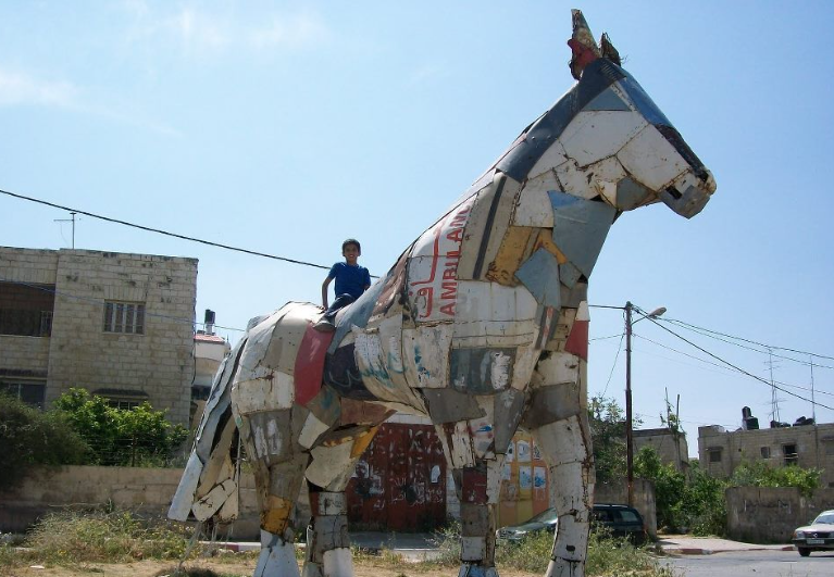 شُيّد عام 2002 من بقايا السيارات ودمره الاحتلال بعد “طوفان الأقصى”.. تمثال “حصان جنين” رمز الصمود والمقاومة