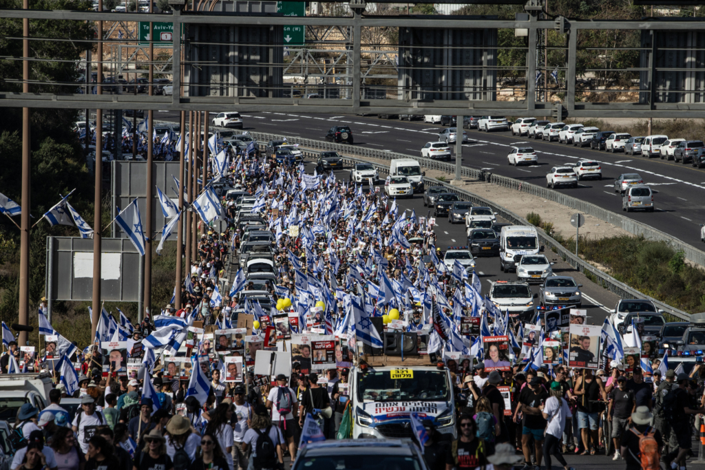 آلاف الإسرائيليين يتجهون نحو مكتب نتنياهو بتل أبيب.. يطالبون الحكومة بالعمل على إطلاق سراح الأسرى في غزة
