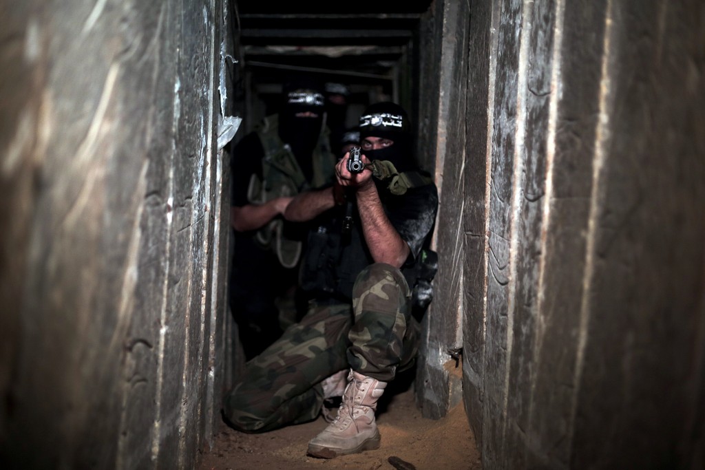 مقاتلون من كتائب القسام في نفق بقطاع غزة، أرشيفية (القسام)<br>