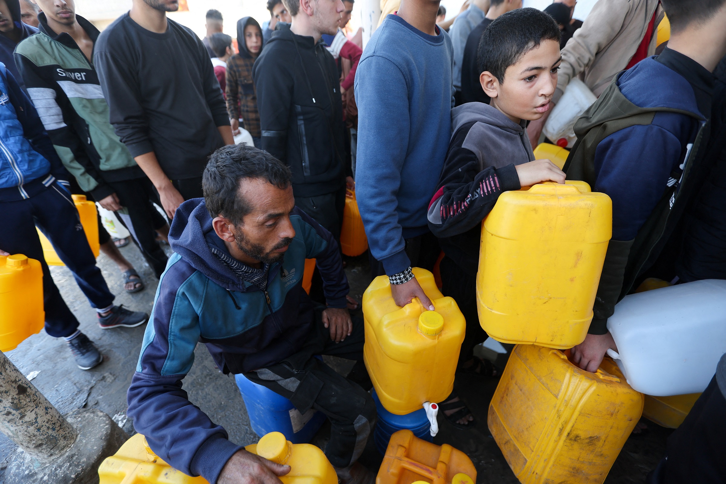 سكان غزة ينتظرون الحصول على مياه نظيفة/ رويترز