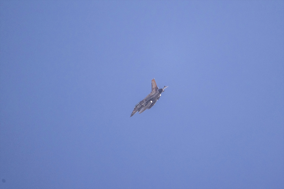 طائرة إسرائيلية تشن غارات على غزة/الأناضول