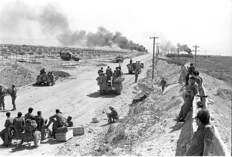 جنود مظليون إسرائيلون في طريقهم إلى بلدة الكرامة/ Wikipedia