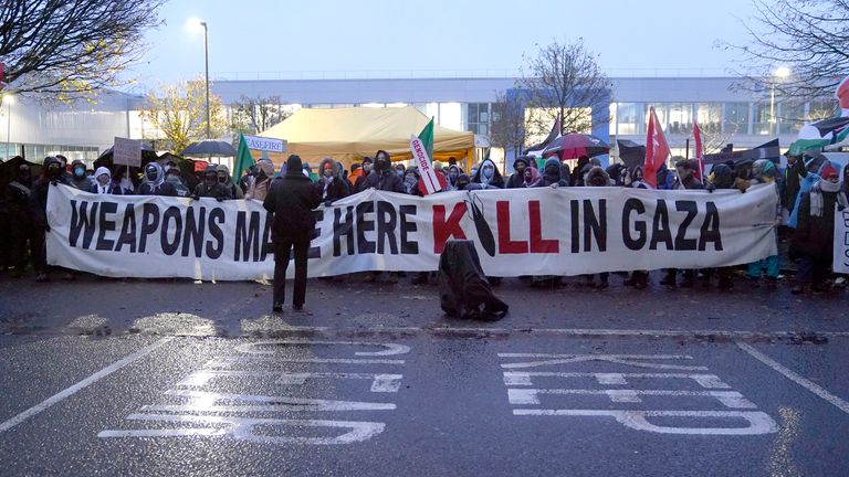 “أوقِفوا تسليح إسرائيل”.. متظاهرون يحاصرون 4 مصانع أسلحة في بريطانيا بسبب تعاملها مع الاحتلال