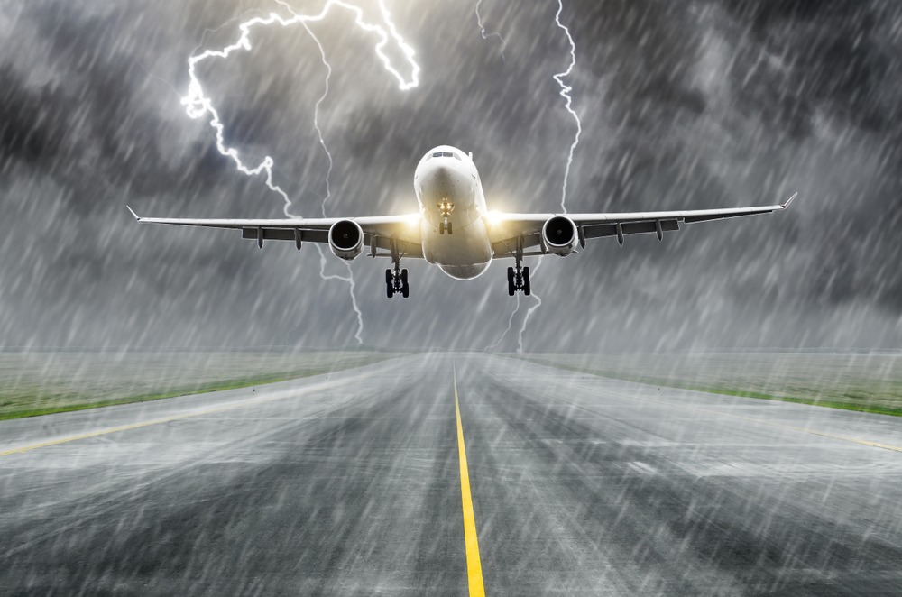 تغيير مسار الطائرة بسبب عاصفة إيشا، صورة تعبيرية| shutterstock