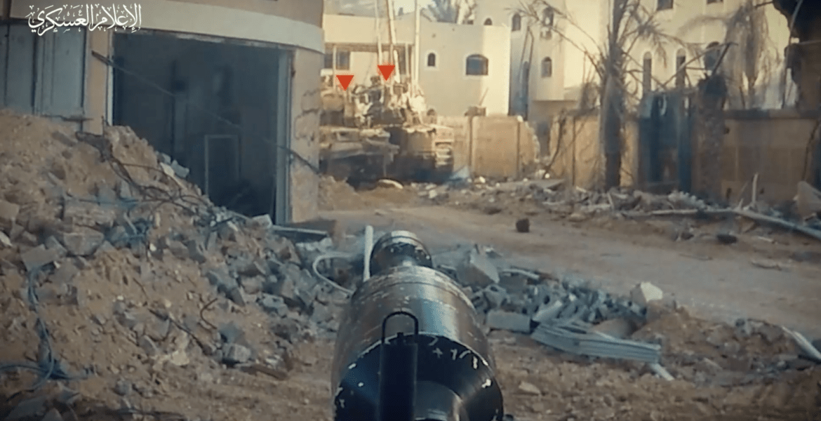مقاتلوا القسام يواجهون الدبابات الإسرائيلية المتوغلة في شمال غزة بالقذائف المضادة للدروع/ تليغرام