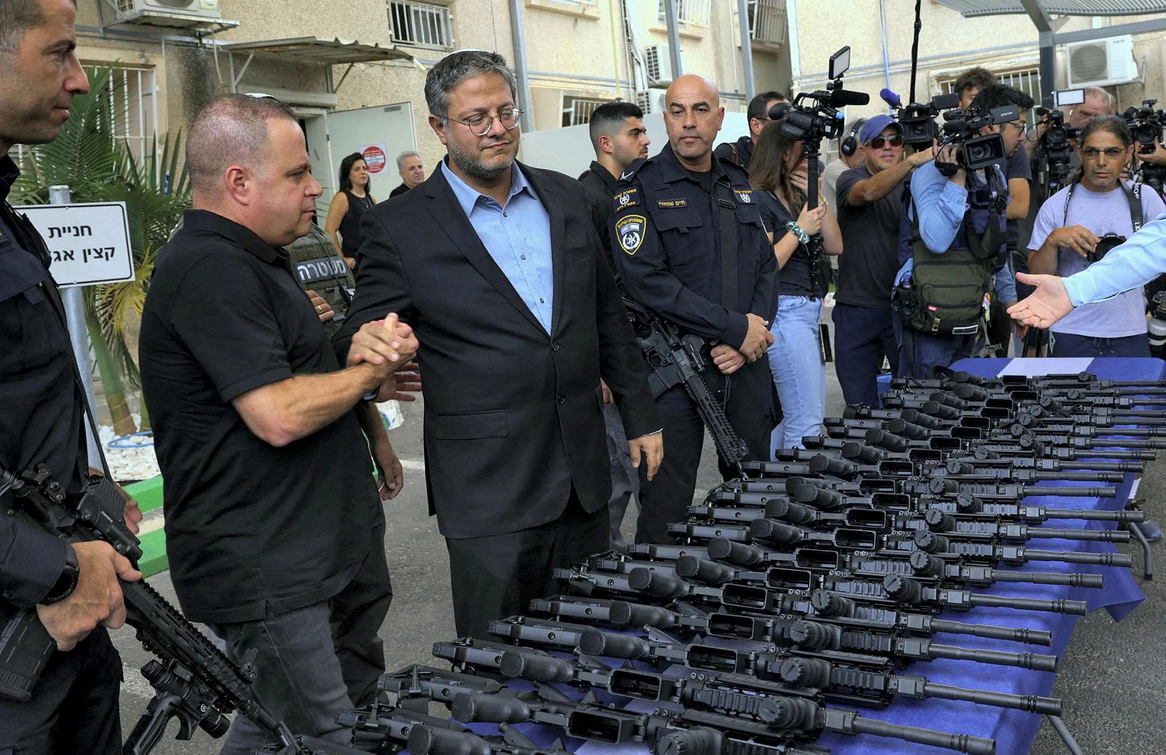 وزير الأمن القومي الإسرائيلي إيتمار بن غفير يوزع رشاشات آلية من طراز من طراز M4A1 الأمريكية على المستوطنين الإسرائيليين يوم 27 أكتوبر 2023/ رويترز