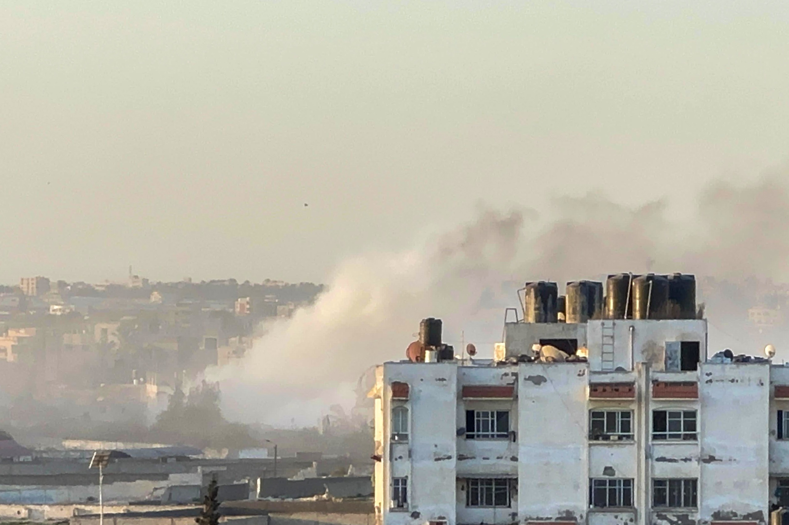 الاحتلال يشن قصفا عنيفا على محيط مستفى ناصر في مدينة خان يونس جنوب قطاع غزة/ الأناضول
