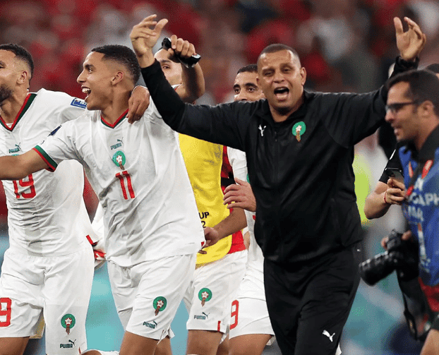 رشيد بن محمود إلى جانب لاعبي المنتخب المغربي| مواقع التواصل