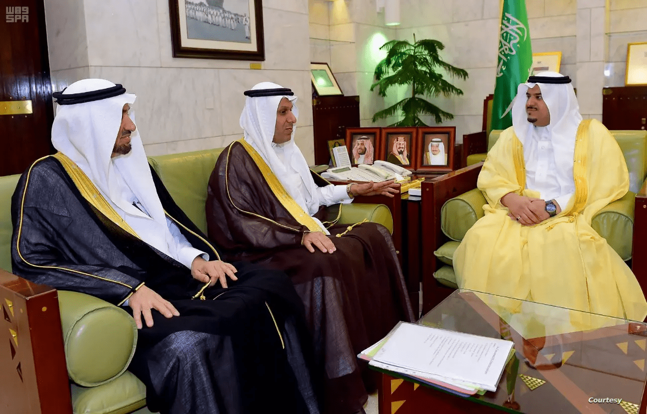 الطبيب السعودي سليمان الحبيب (وسط) خلال لقاء سابق مع نائب أمير منطقة الرياض الأمير محمد بن عبدالرحمن بن عبدالعزيز (واس)