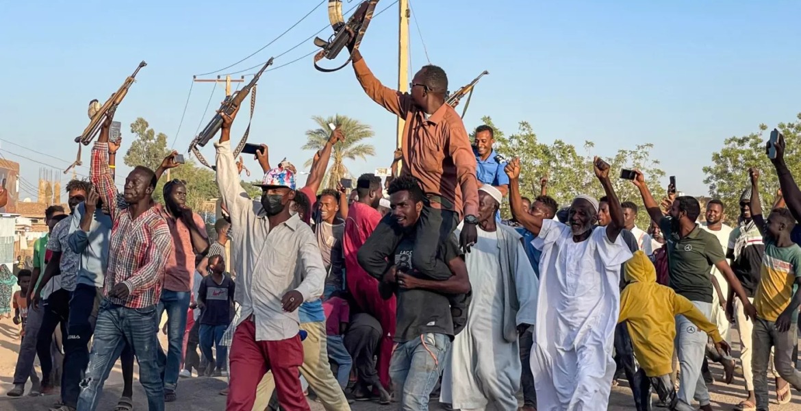 الناس يتجمعون لدعم الجيش السوداني في مدينة ود مدني، وسط الحرب المستمرة ضد قوات الدعم السريع/ Getty
