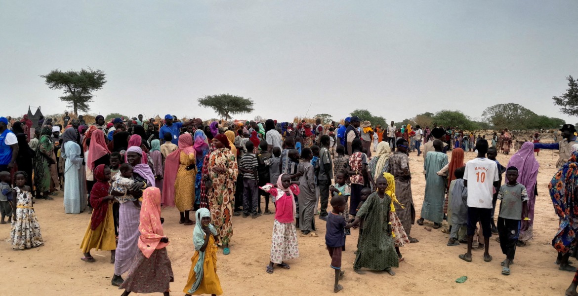 سودانيون فروا من العنف في بلادهم بالقرب من الحدود بين السودان وتشاد/رويترز