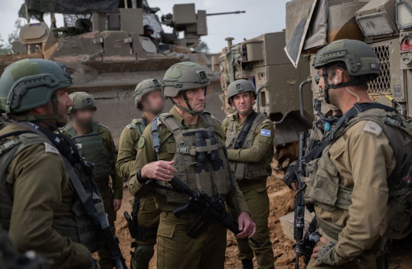 رئيس الجيش الإسرائيلي هيرتسي هاليفي مع مع ضباطه على أطراف مدينة غزة/ IDF