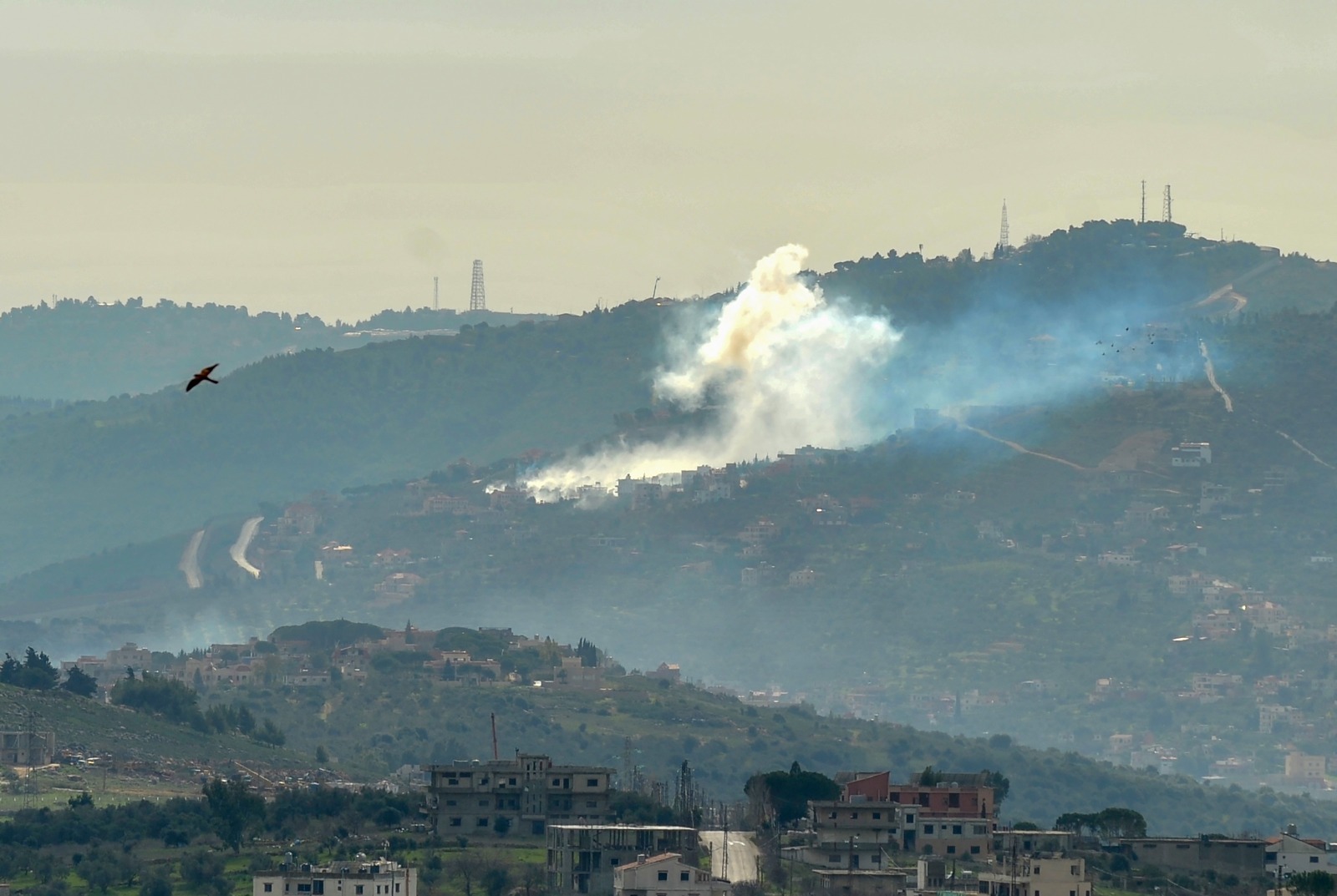 الدخان يتصاعد على الحدود اللبنانية جراء قصف إسرائيلي على جنوب لبنان. 22 يناير 2024 - AFP