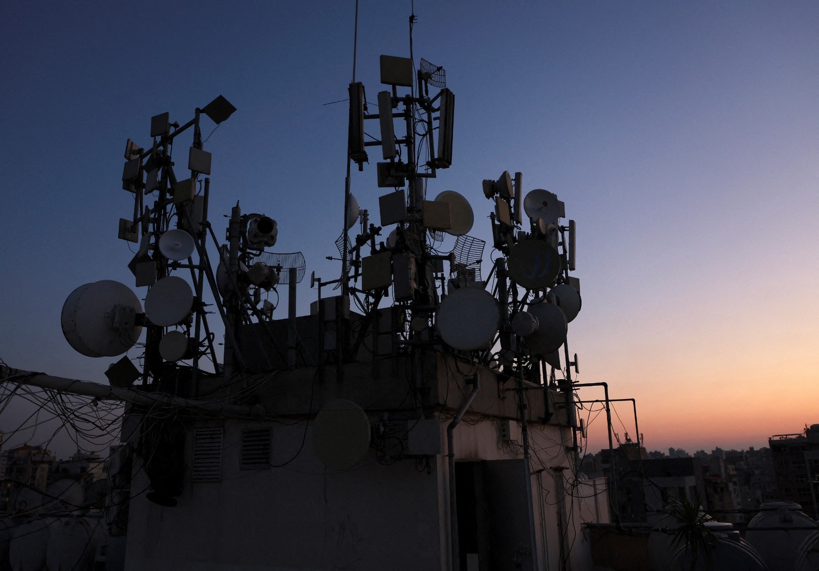 أجهزة إرسال للاتصالات على سطح مبنى في بيروت. لبنان. 9 يوليو 2022 - Reuters