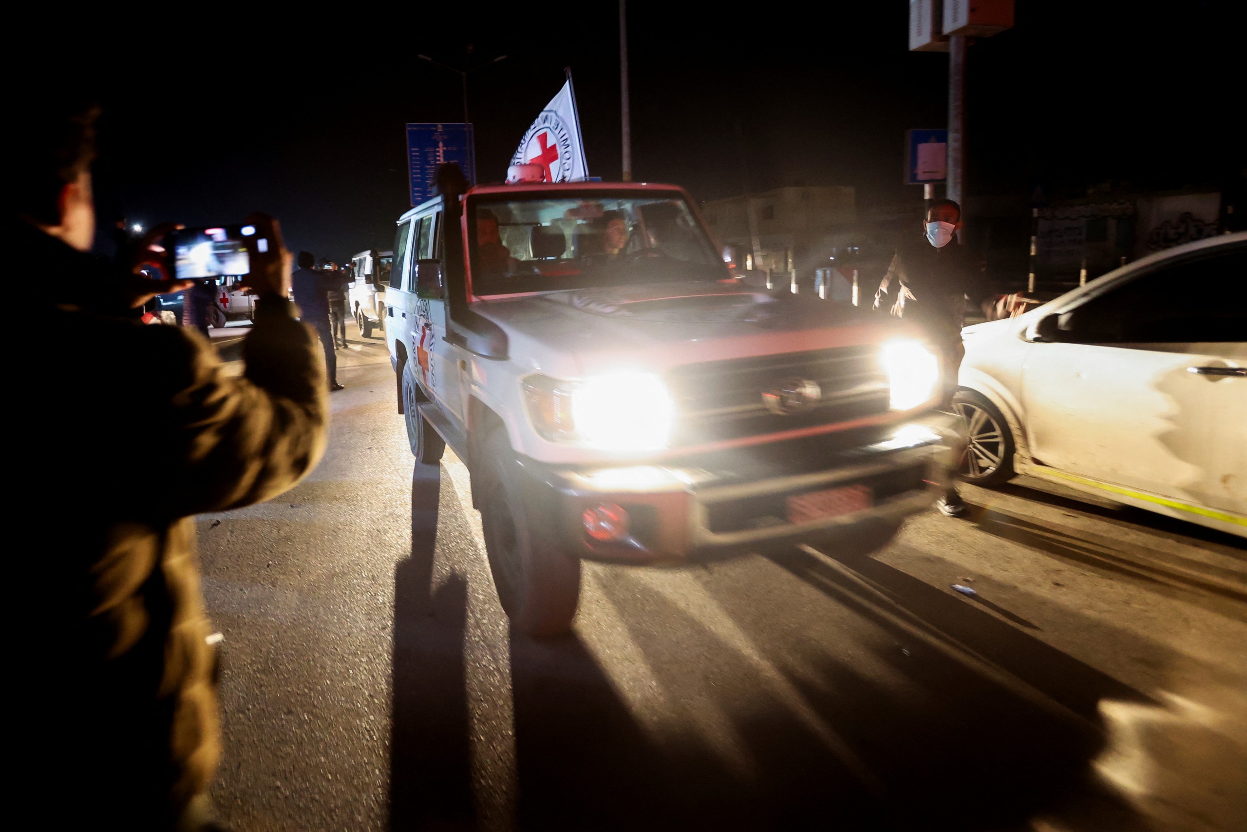 الصليب الأحمر يتسلم محتجزين إسرائيليين من غزة / رويترز
