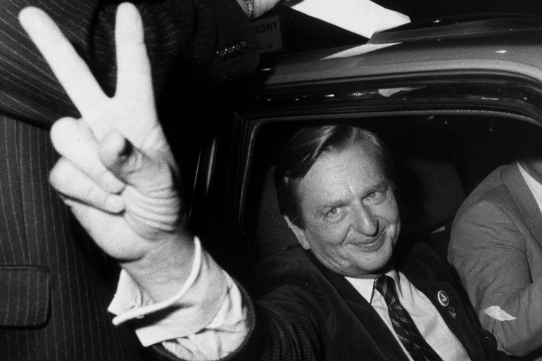 Swedish politican Olof Palme makes the victory sign after the Social Democrats election victory, September 19, 1982. Picture taken September 19, 1982. TT News Agency/ Bertil Ericson via REUTERS ATTENTION EDITORS - THIS IMAGE WAS PROVIDED BY A THIRD PARTY. SWEDEN OUT. NO COMMERCIAL OR EDITORIAL SALES IN SWEDEN.