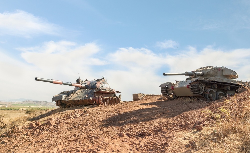 الدبابات الإسرائيلية أخفقت في التصدي لعناصر المقاومة على الأرض - shutterstock
