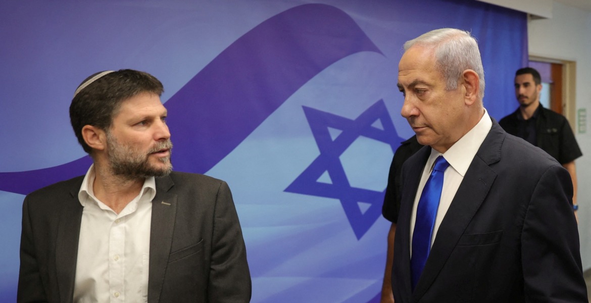 وزير المالية الإسرائيلي بتسلئيل سموتريتش مع نتنياهو/رويترز