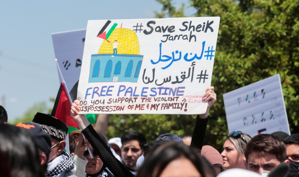 احتجاج مؤيد للفلسطينيين في مدينة ديربورن بولاية ميشيغان بالولايات المتحدة التي توجد بها جالية عربية كبيرة في 18 مايو/أيار 2021.-رويترز