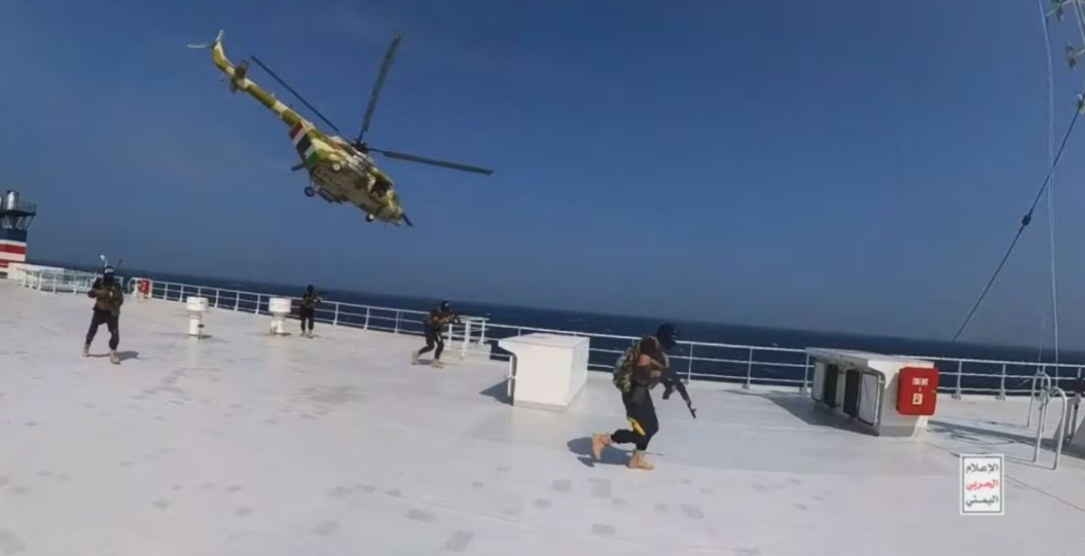 يمنيون يرقصون على سطح السفينة التجارية جالاكسي ليدر المملوكة لرجل أعمال إسرائيلي، والتي استولى عليها الحوثيون اليمنيون قبالة ساحل الصليف باليمن/رويترز