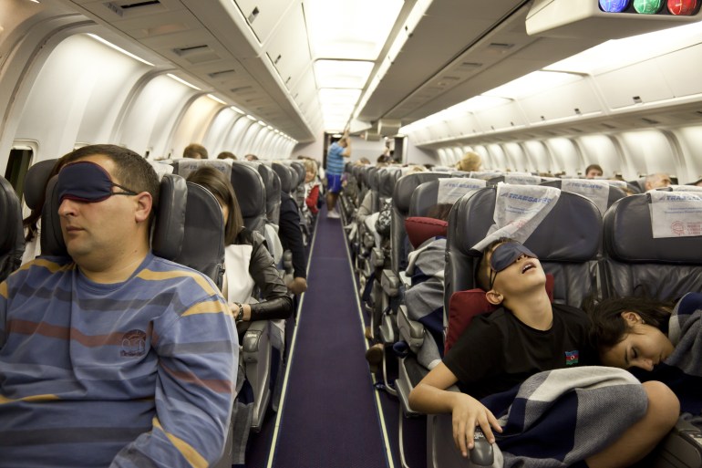 النوم في الطائرة