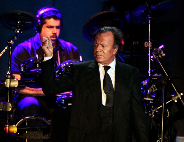 Spanish singer Julio Iglesias performs during a concert at the Conmebol Convention Center in Luque, near Asuncion April 29, 2012. REUTERS/Jorge Adorno (PARAGUAY - Tags: ENTERTAINMENT)