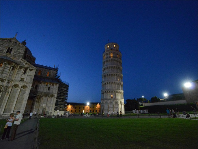 epa03749324 An external view of the illuminated Tower of Pisa in Pisa, Italy, 17 June 2013. The leaning tower is a major attraction in Italy. EPA/FRANCO SILVI