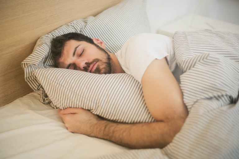 3- تنظيم النوم يبدأ من تحديد ساعات وأوقات النوم والبيئة المحيطة- (بيكسلز)