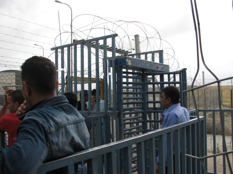 المعابر الإسرائيلية مغلقة أمام العمال الفلسطينيين. الظاهرية - الخليل- معبر ميتار- أرشيف الجزيرة نت-