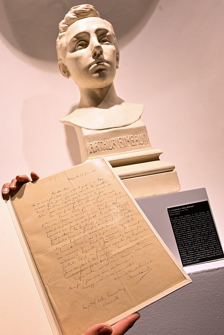 ***داخليه**** This photograph taken on February 14, 2024, shows a manuscript by French poet Arthur Rimbaud, in Charleville-Mezieres. - The Museum was gifted three manuscripts by Arthur Rimbaud dating back to the 19th century. The poet's birthtown Charlesville-Mezieres will celebrate his 170th birthday this year. (Photo by FRANCOIS NASCIMBENI / AFP)