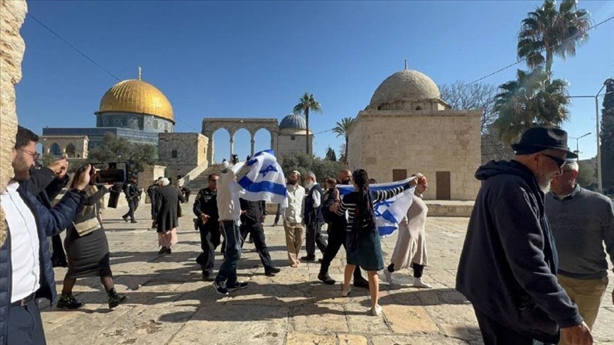 المستوطنون يدنسون المسجد الأقصى تقييد دخول المسلمين إلى الأقصى