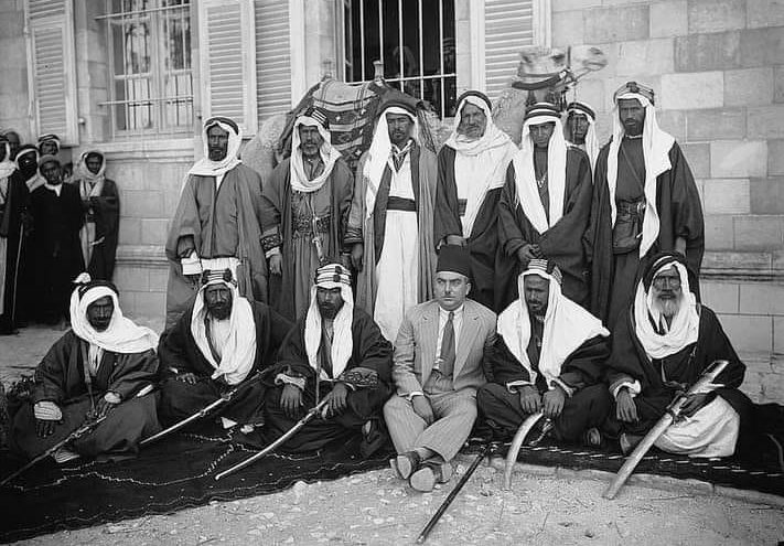 المؤرخ والسياسي الفلسطيني عارف العارف يتوسط مشايخ بئر السبع حينما كان محافظا للمحافظة في الفترة ما بين 1929الى1939م