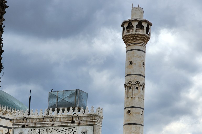 لقطة لجامع عمر ابن الخطاب المتضرر في حماة في شارع غرناطة (2) (عدسة المراسل)