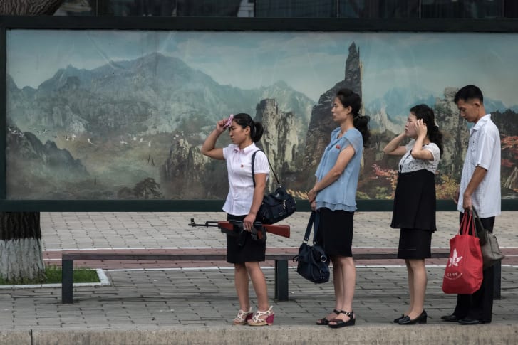 مراقَبون دائماً وممنوعون من التصوير! سياح روس نجحوا في زيارة كوريا الشمالية يحكون تجربتهم “السيئة”