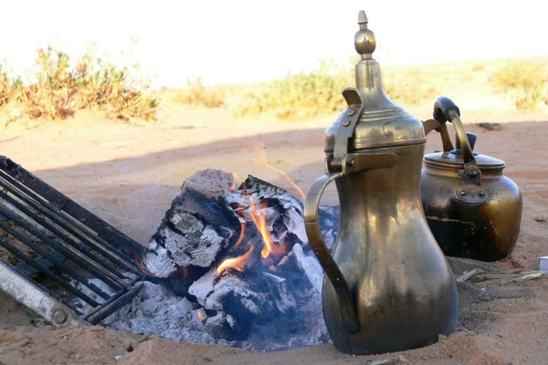 الشاي والقهوة حاضرة في ملتقى شباب البدو أثناء عيد الفطر بسيناء 