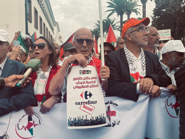 سيون أسيدون الناشط المغربي في حركة المقاطعة العالمية "بي دي أس" خلال مشاركته في مسيرة الرباط الداعمة لغزة 