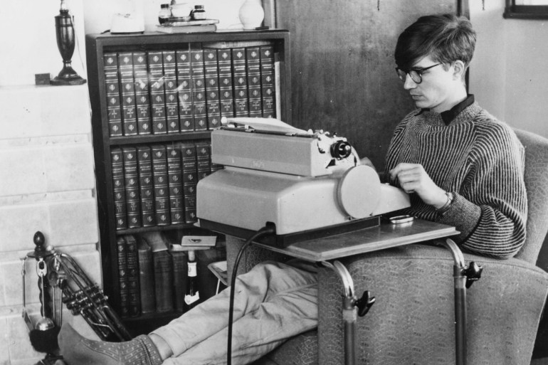 Portrait of English writer Colin Wilson at his typewriter, circa 1960. (Photo by Keystone Features/Hulton Archive/Getty Images)