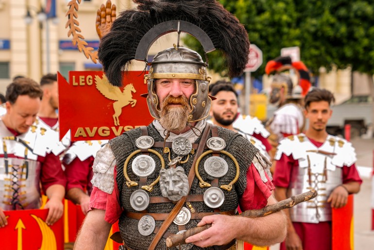 في مهرجان الجم.. جنود رومان يظهرون مجددا في شوارع تونسية