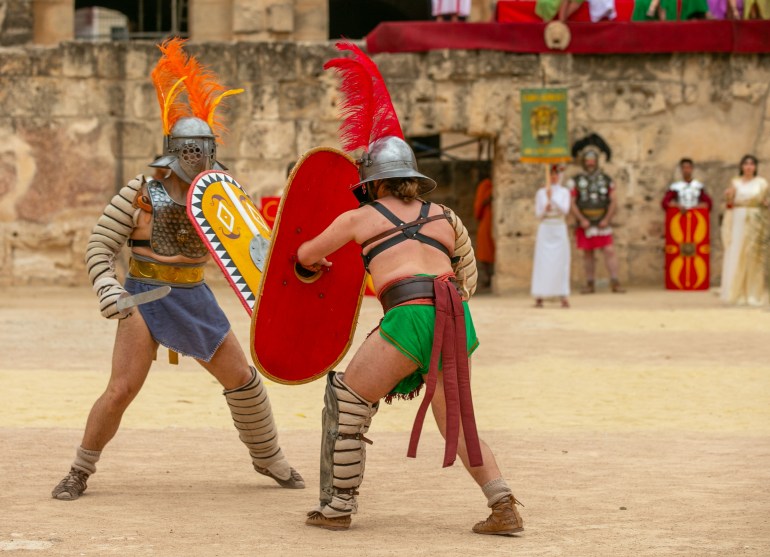 في مهرجان الجم.. جنود رومان يظهرون مجددا في شوارع تونسية