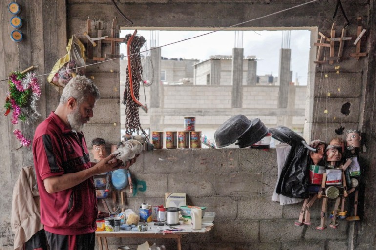 صانع دمى في غزة يحول العلب المعدنية إلى ألعاب 