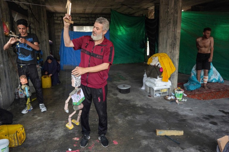 صانع دمى في غزة يحول العلب المعدنية إلى ألعاب 