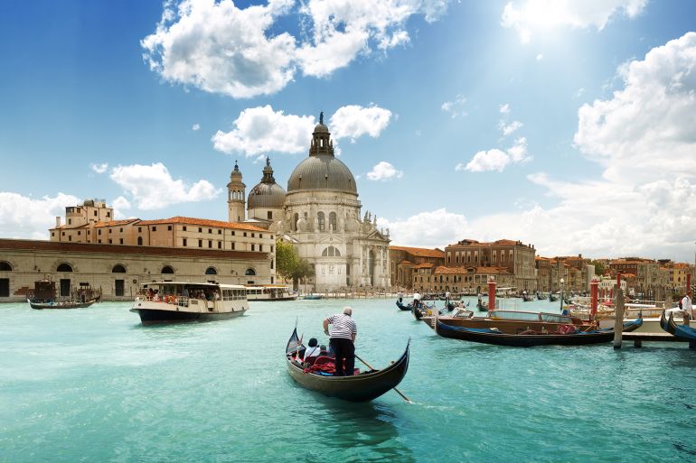 لمكافحة "السياحة المفرطة".. مدينة البندقية الإيطالية تفرض ضريبة على بعض السياح