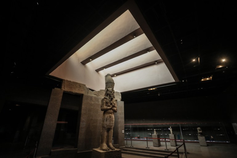 في قلب مدينة أسوان التاريخية المطلة على نهر النيل جنوبي مصر، يحتضن متحف النوبة مزيجا من حضارات قديمة وحديثة، تنطق بروعة التصميم وجمال الإبداع، تزوره على مدار العام أفواج من الأجانب والمصريين على حد سواء. وترجع جذور حضارة النوبة إلى 10 آلاف سنة في بلد يعج بالآثار ويضم أحد عجائب الدنيا السبع، و"كان القدماء المصريون يسمون النوبة بأرض الأقواس نسبة لمهارة أهلها في الرماية، وكانوا يستعينون بهم في الحروب"، وفق هيئة الاستعلامات المصرية. واسم النوبة مشتق من لفظ‏ (‏نوب‏)‏ الذي يعني باللغة المصرية القديمة الذهب‏‏، ولهذا يطلق عليها "أرض الذهب"، وفق المصدر ذاته. الأناضول زارت المتحف وعاينت جوانب من الحضارات التي يحاكيها، واطلعت على بعض المعلومات الإرشادية على لوحات المعالم الأثرية داخل المتحف. ( Mohamed Elshahed - وكالة الأناضول )