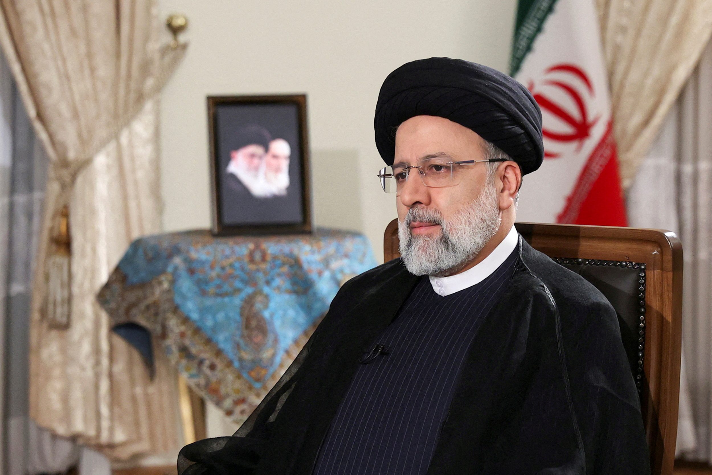 رئيس مكتب الرئاسة الإيرانية يروي تفاصيل اللحظات الأخيرة قبل سقوط طائرة رئيسي: “الطقس كان طبيعياً للغاية”