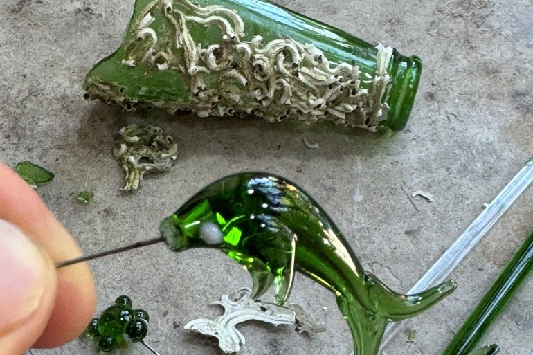 حرفي تركي يحوّل نفايات الزجاج إلى قطع فنية وأدوات للزينة