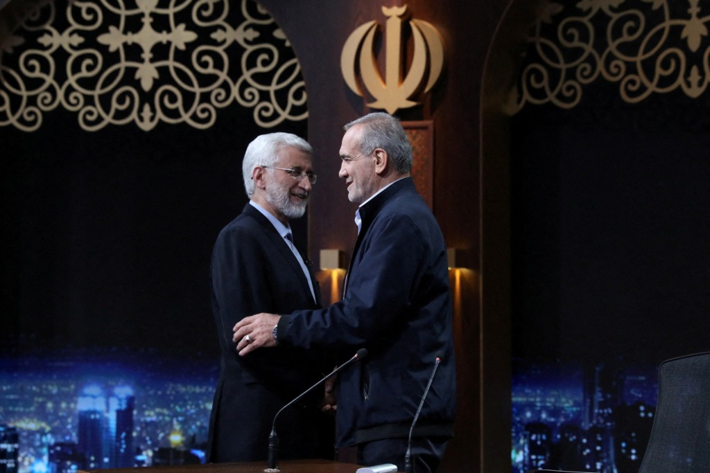 ما هي فرص المرشح الإصلاحي مسعود بزشكيان في الانتخابات الإيرانية وهل يستطيع أن يُغير سياسة البلاد؟